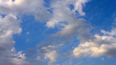 逃离<strong>云</strong>蓝色的天空证券交易委员会帧/秒镜头间隔拍摄Cloudscape积<strong>云云</strong>形式才华横溢的蓝色的天空间隔拍摄美丽的白色<strong>云</strong>蓝色的天空背景